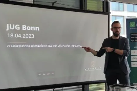 Simon Tiffert pointing at the title slide "JUG Bonn 18.04.2023"